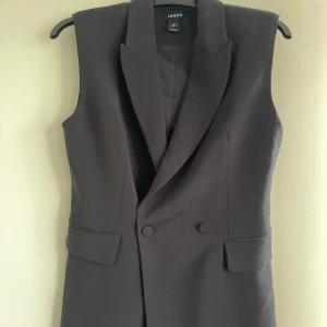 Svart kavaj - Svart kavaj från lindex utan ärmar. Helt oanvänd och i mycket bra skick. 