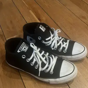 Säljer ett par klassiska svarta Converse All Star sneakers pågrund av att dom är för små. De har en design med vita snören och en vit gummisula. Tilläger även att skosnörena är lite smutsiga men går att byta. Rengör såklart skorna innan leverans!!💕💕