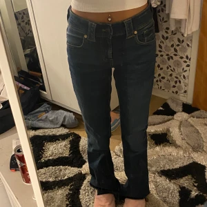 Mörkblå jeans med bootcut - Säljer ett par snygga mörkblå jeans med bootcut från Zara. De är i strl 34 men passar även 36 eftersom dem är stretchiga.