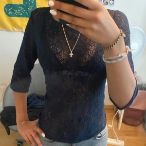 Blå spetstopp! - Tröjan är använd ca 5-6 gånger men är i väldigt bra skick! Den är i storlek M men passar mig som har storlek S