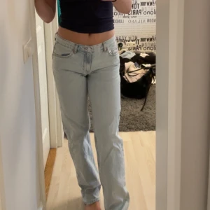 Straight jeans - Blåa straight jeans från Gina Tricot. Säljer då de är för små, är i mycket bra skick!💞