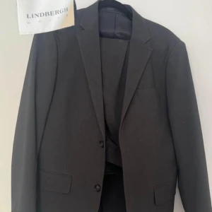 Kostymset från Lindbergh  - Komplett kostym grå. Storlek EU 46/80 84. Fint skick