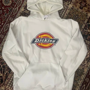 Dickies hoodie - Vit Dickies hoodie!  Storlek M, men sitter snyggt oversized på en S/XS!