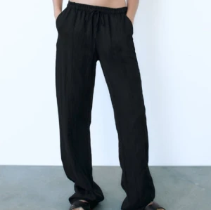 Lågmidjade linnebyxor - Lågmidjade linnebyxor från zara, helt oanvända. Storlek xs. De finns inte längre att köpa. Säljer då de var för stora och jag hann inte lämna tillbaka dem.