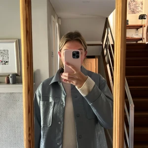 Jacka - Snygg skinn jacka i läcker blå färg med ormskinn 