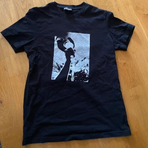 Diesel tröja - Säljer en riktig snygg tröja från diesel i storlek S! Modellen är gammal och har en riktigt trevlig passform! Vår pris 500kr. Hör gärna av er vid frågor, pris kan även diskuteras och frakt kan lösas!