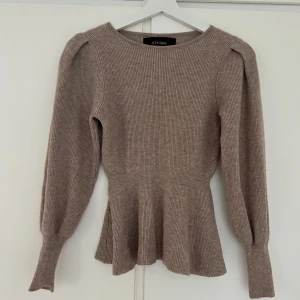 Fin tröja ONLY - Jättefin tröja från ONLY i storlek S! Har knappt använt denna, därav jag säljer! Bra skick! Hör av er om ni har frågor/vill ha fler bilder! Kolla gärna in min profil för fler fina kläder!