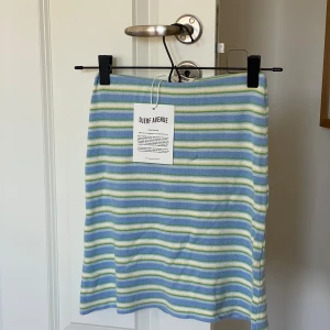 Djerf Avenue tube skirt - Säljer min Djerf Avenue tube skirt i storlek XXS. Den är helt oanvänd med prislappen kvar, så väldigt fint skick. Nypris 899 kr så tänker mig 600-700 kr, pris kan diskuteras🤍