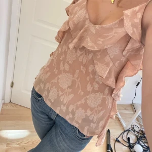 Zara top - Jätte gulligt linne från zara. Använd fåtal gånger🩷(Första bilden är lånad) Köparen står för frakten☺️Köp direkt för 200kr!
