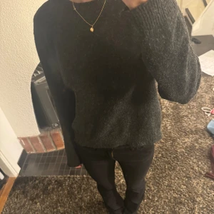 Stickad tröja  - Så snygg grå stickad tröja med en perfekt passform, sparsamt använd. Älskar tröjan men säljer eftersom att jag inte tycker att färgen passar mig. 