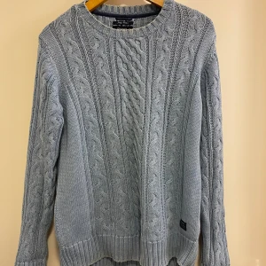 Blå vintage GANT stickad tröja  - En blå stickad vintage tröja i storlek M, men storleken lutar mer mot L.