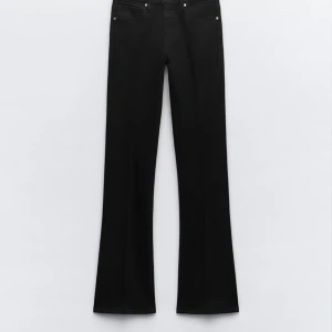 Zara jeans - Utsvängda svarta jeans ifrån zara Använda 1 gång då dem var för små för mig