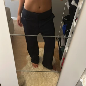 Acne byxor - Snygga acne byxor knappt använda. Herrmodell, men tycker att de är så snygga när de är lowwaist. Funkar på mig som är 36, men skulle nog säga att de är perfekta i strlk 38🥰
