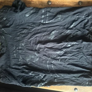 Valentino t-shirt - En tröja som är i bra skick och väldigt fin. Säljs för den passar ej längre. Köptes för 4000 ny