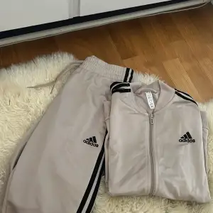 Hejsan! Säljer mitt adidas sett då de inte kommer till användning, strl xs i både tröjan o byxorna. Tröjan för 150, byxorna för 150 och hela settet för 250kr! 