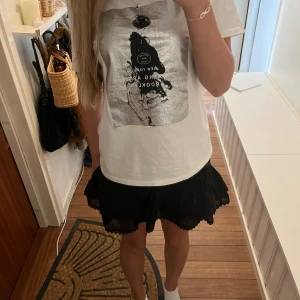 Zara svart kjol - Super fin svart kjol från zara i storlek xs. Bara testad! Säljs för 149kr. Vid funderingar eller prisförslag är det bara att höra av er!💕