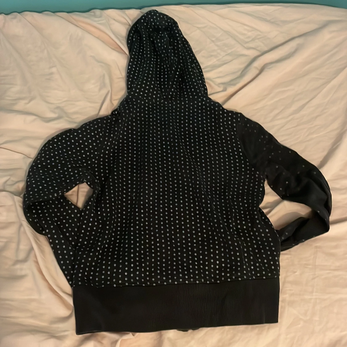 Svart och prickig tjocktröja - 90