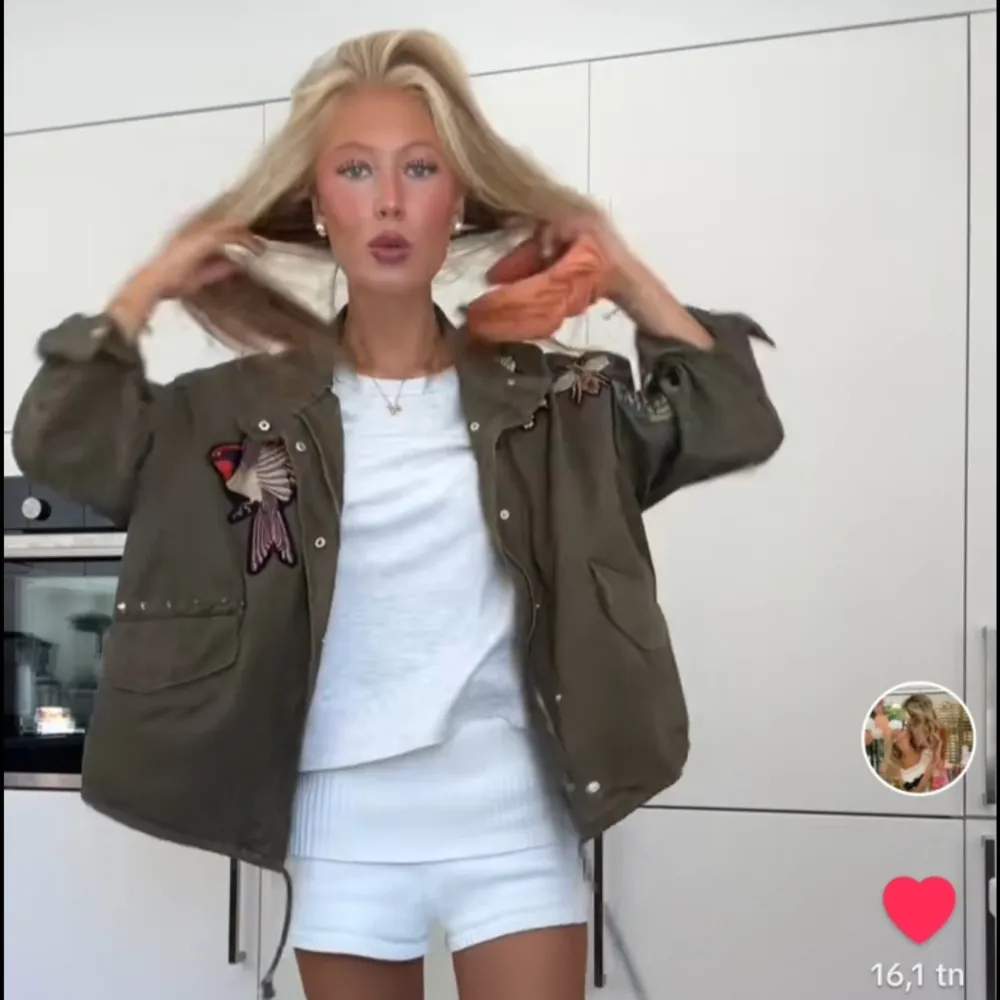 (INTE MINA BILDER!) En jätte fin cargo jacket från H&M❤️ jag fick den i prisent men jag har aldrig haft på mig den eftersom att jag inte tyckte att den satt fint på mig❤️❤️ Den är slutsåld i hemsidan💕om ni vill ha fler bilder kontakta mig💕. Jackor.