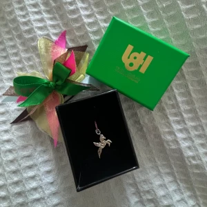 Exklusivt L8Hasselblad smycke - Jag säljer detta så så fina L8Hasseblad smycket i silver som inte finns att köpa. 💘 Det är från L8Hasseblads pop up på NK i vintras och är ett unikt exemplar. Det är helt oanvänt (då jag bara använder guld) så det är som nytt. 💛 Asken ingår såklart!!