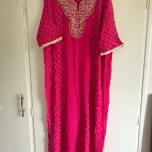 Mönstriga klänningar  - Säljer flera långklänningar i olika färger och mönster. DE ÄR ALLA I NYSKICK!  Priset är 50kr per klänning och de är möjligt att köpa flera på en gång. Kontakta vid frågor.