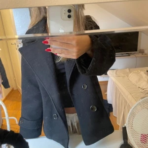 Kappa  - Svart kappa ifrån design by si! Kappan är i fint skick men lite lite nopprig på vissa ställen, men inget som syns tydligt! 💕