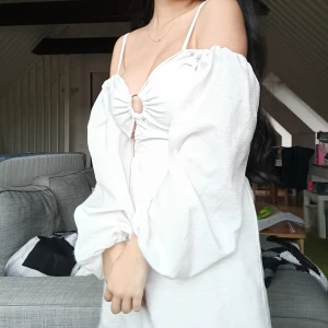 Vit klänning  - Säljer denna vita långärmade klänningen från H&M. Säljer då den tyvärr inte kommer till användning. Nyskick.