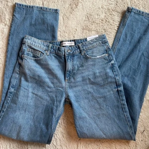 Blåa Low waist straight jeans - Blåa low waist straight jeans från Berskha.  Storlek 40. Aldrig använda, lapp kvar, syns på 3e bilden.  