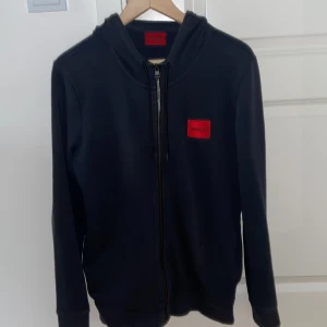 Hugo zip hoodie - säljer den för att jag har slutat använda den 9/10 skick lite sol blekt men syns inte annars jätte bra