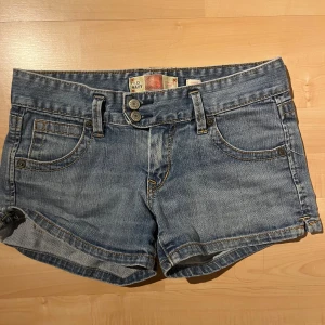 Low waist shorts - Jätte snygga old navy shorts som jag köpte på vinted fast aldrig använt ❤️ Har jätte snygga fickor, dem är low waist och storlek S. Kp för fler bilder ❤️