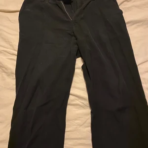 Our Legacy Borrowed chinos - Säljer dessa sköna byxor från Our Legacy. De är lite i linnematerial då de är bra för bra väder då de är lite svalare. Är i bra skick men används inte längre därav säljer jag de. Sitter som en 31.