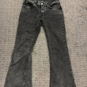 Ett par gråa  bootcut Jeans från Gina tricot i petite strl 36 - Säljer ett par gråa botcut jeans som har bra skick och perfekt till vardagsbruket. Byxorna är mellan miswaist och lowwaist ändvänder inte pga för kort på mig och jag är 163💗