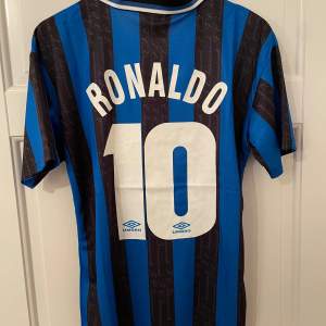 Säljer en fotbollströja från Inter med Ronaldo #10 på ryggen. Tröjan är en reprint. Storlek: M. Ansvarar ej för postens slarv. Endast handtvätt gäller, gnugga ej på blöta prints.