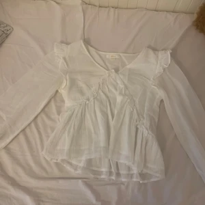 Blus från gina tricot  - Helt ny har aldrig använt pga fel storlek💗inte skador ny tvättad o bara provad en gång! Vid frågor kontakta mig! (Går ej och köpa länge, ordenarie pris 270kr)
