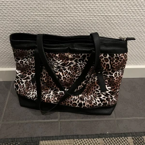Väska - Leopard mönstrad väska i bra skick!❣️