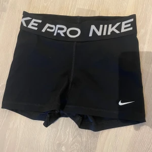 Nike cykelbyxor  - Säljer nu dessa fina cykelbyxor ifrån Nike 💕 storlek s.