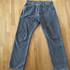 Grå jeans från Weekday - Säljer ett par grå jeans från Weekday i modellen Space. De har en straight/loose passform och är i strl 31/30, inköpta på weekdays hemsida för 600kr. Tveka inte på att höra av dig vid frågor!