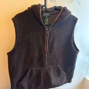 Ralph lauren väst - Ralph lauren väst i storlek S. Fläcken på bilden går såklart att tvätta bort. Den är i väldigt bra skick och är bara använd ett fåtal gånger. Priset kan diskuteras, Hör av dig om du undrar över något.💯