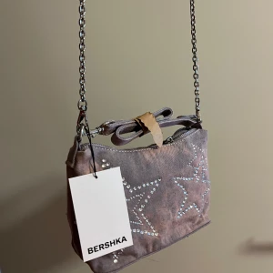 Ny bershka väska!  - Helt ny med prislappen kvar på. Väska med rhinestones stars inspirerad av 90-talet. Nypris var 299 kr säljer för 195 kr 