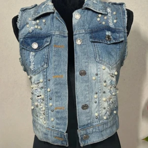 Cool Y2K jeansväst med pärlor - Jätte snygg väst med detaljer 😍😍Använd fåtal gånger