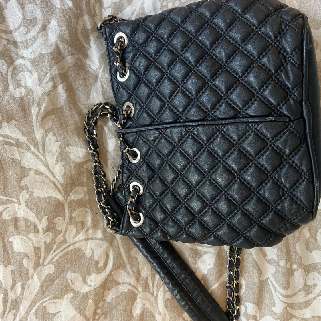 Svart quiltad axelväska - 91