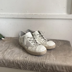 Golden goose 42 - Tja säljer nu mina golden goose då jag köpt nya, de är i använt skit men ändå är väldigt bra skick för de. Pris diskuteras vid snabb affär. Box o dustbag fås med.