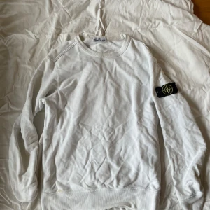 Stone Island Sweatshirt Strlk L vit - Vit Stone island i använt skick (har ett hål i ena armbågen, se bild) går enkelt att sy igen. Annars inget fel på den. 
