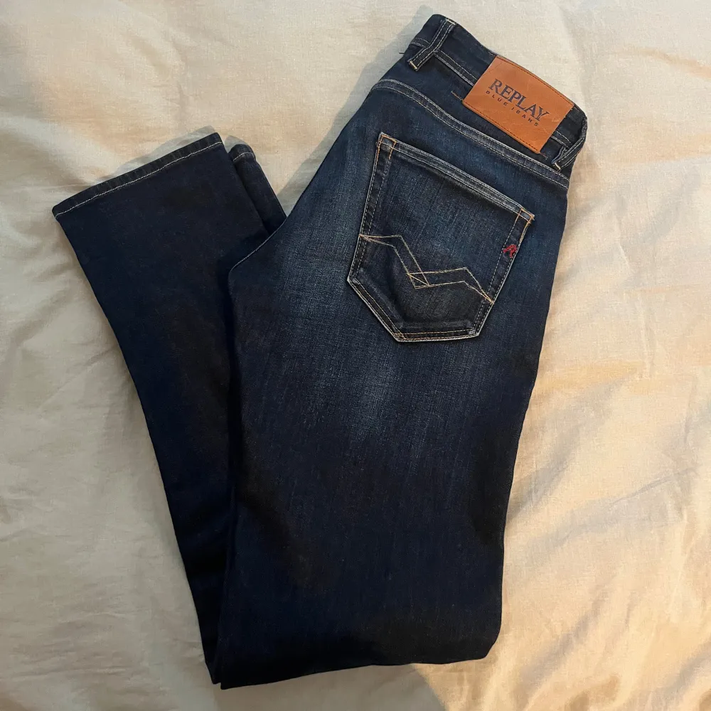 Tjena! Säljer ett par schyssta Replay jeans i modellen Grover. Storleken är 29/32. Köpta från CareOfCarl för 1399 kr. Väldigt bra skick, ca 9,5/10, inga defekter alls!. Jeans & Byxor.