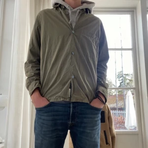 Arket overshirt/skjorta  - Tja! Säljer denna feta overshirten från märket Arket. Varan kan användas både som en overshirt nu på våren eller som skjorta på sommaren, du bestämmer. Den har inga defekter.  Arkets pris: 699 Mitt pris: 400 Hör av dig om fler bilder eller frågor🤝
