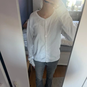 Vit kofta - En superfin vit kofta med knappar. Jättefint skick!