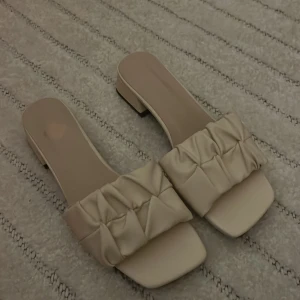 Klackskor  - Säljer även dessa klackar som jag beställt i fel storlek. Aldrig använt dom💕 