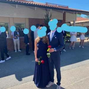 Fin balklänning - Säljer nu min balklänning som jag hade på 9ans bal. Då den ej kommer till användning. Den passar även perfekt till bröllop och andra tillställningar såklart!   Den är marinblå första bilden visar färgen bäst, den har även en slitstark+öppen rygg!😊