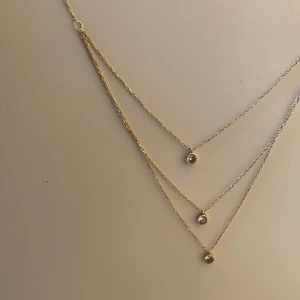 Ur&penn halsband  - Silver halsband med guldplätering från Ur och Penn. Köpt för 398kr och sparsamt använd. Säljer då jag inte använder guldsmycken längre❤️