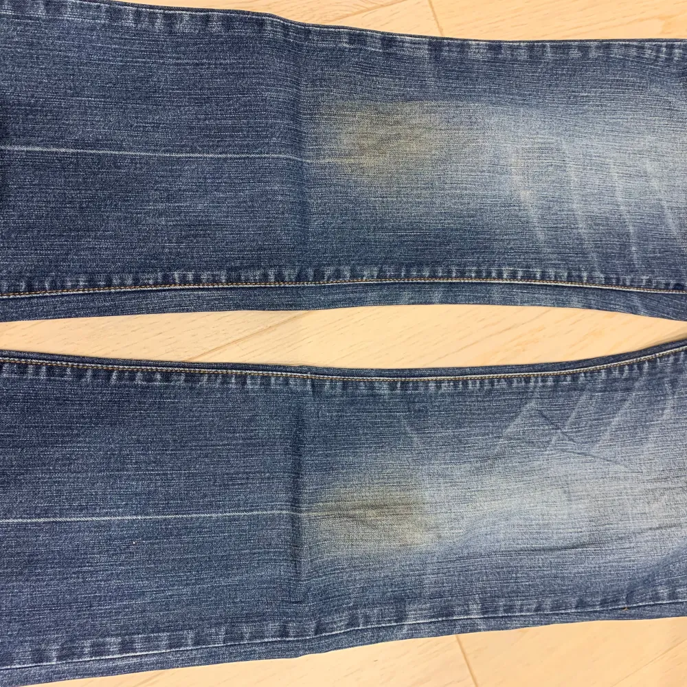 Midja 39 cm rakt över och innerben 78 cm ja är 169 för referens! Lagningar vid grenen samt smuts på knäna som säkert går bort om man behandlar den (inte själv orkat). Jeans & Byxor.