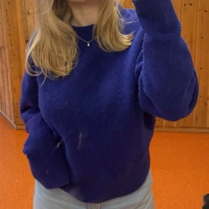 Zara stickad tröja - Säljer denna fina stickade tröja ifrån zara. Lite nopprig men inget man tänker på. OBS! Fläckarna är på spegeln och ej på tröjan. 